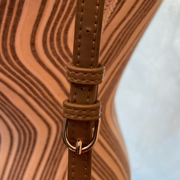 Stella & Dot Taupe Hello Gorgeous Crossbody Grey Wallet - Picture 8 of 16